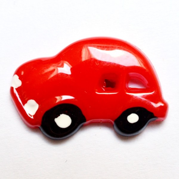 Knopf rotes Auto mit schwarzen Reifen
