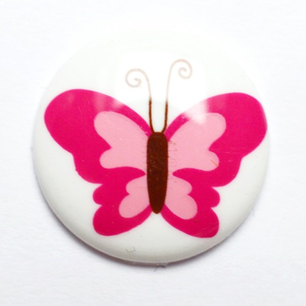 Knopf Schmetterling auf weiß, rosa-pink