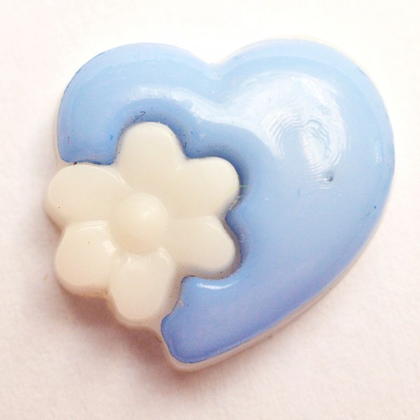 Knopf Herz mit weißer Blume, blau