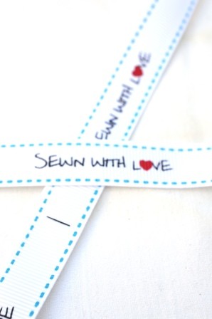 sewn with love, blau, Ripsband